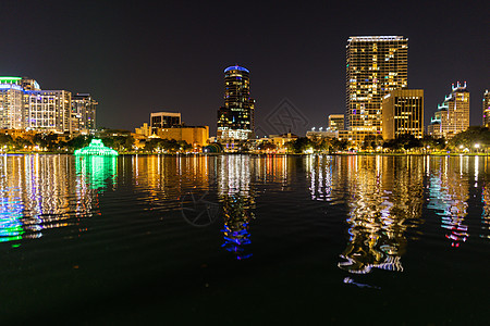 夜晚在湖上照亮的建筑物的美丽景色场景灯光街道反射城市商业墙纸建筑景观天际图片