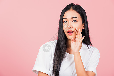 女青少年对口说低语秘密谣言 手握着小女子的手八卦手势商业女性公告讲话女孩女士微笑嘴唇图片