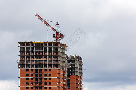 建造大型住宅公寓楼 有云天起起重的云层背景建筑过程工程技术城市房子景观建造业工地外观生长天空图片