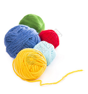 白色背景上的蓝色红色和黄色羊毛线球艺术针织圆圈细绳阴影织物编织缝纫手工钩针图片