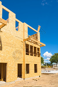 混凝土基建楼的低升木制框架住房家庭工作金属栅栏窗户建筑学村庄财产住宅图片