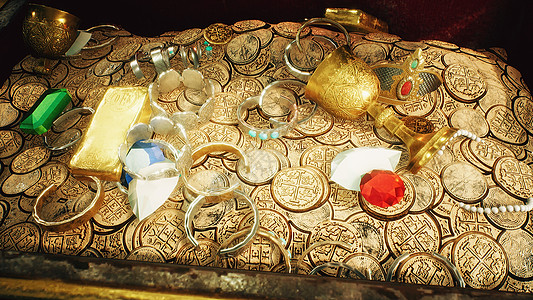 在黑暗洞穴中盗取宝藏 旧硬币 钻石和黄金宝藏 许多由金雕像 宝石 手镯和箱子制成的珠宝 3D 渲染历史财富胸部历史性冒险金属木头图片