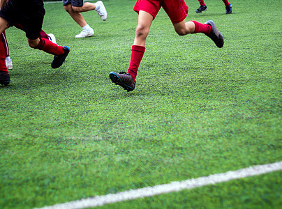 足球运动员在小学的彩色运动比赛中竞相竞争惩罚乐趣娱乐游戏孩子孩子们玩家训练绿色法庭图片