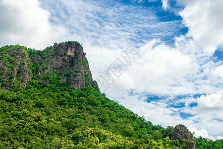 岩石山和蓝天空周围的森林白色蓝色荒野树木假期旅行绿色风景图片