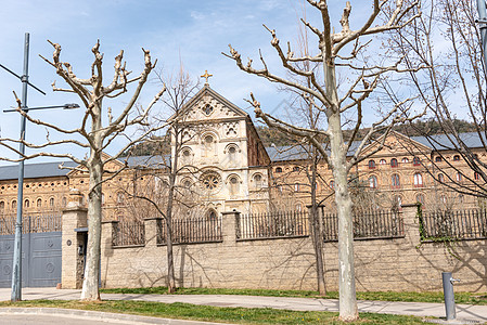 加泰罗尼亚圣玛丽亚德乌格尔大教堂日景石头联盟历史性传统街道教会村庄建筑柱子旅行图片