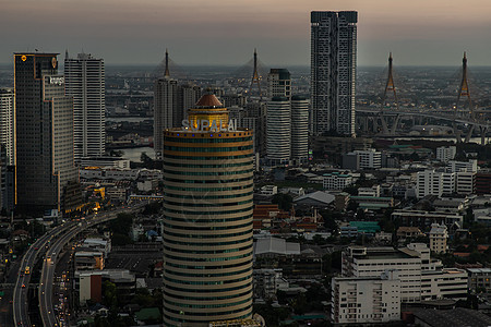 曼谷的天空景象与摩天大楼在曼谷商业区 晚上美丽的黄昏给城市带来了现代风格 笑声市中心戏剧性景观旅行旅游商业建筑物阳光办公室蓝色图片