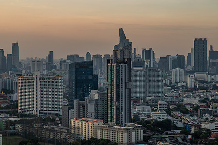 曼谷的天空景象与摩天大楼在曼谷商业区 晚上美丽的黄昏给城市带来了现代风格 笑声阳光建筑物蓝色场景市中心天线建筑学地标商业鸟瞰图图片