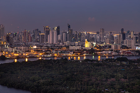 曼谷的天空景象与摩天大楼在曼谷商业区 晚上美丽的黄昏给城市带来了现代风格 笑声日落街道办公室市中心戏剧性场景建筑物阳光天线蓝色图片