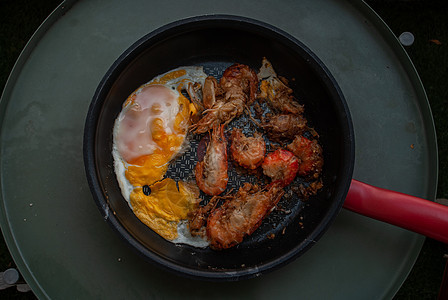 美味的大蒜虾 煎煎锅上的炸鱼和煎鸡蛋 有复制空间的顶端视图厨房油炸红色胡椒海鲜小龙虾平底锅黄油食物烧烤图片