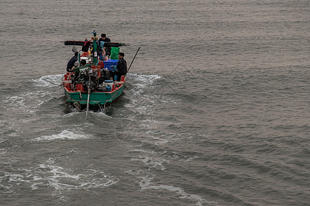 渔民和木头渔船被用作在海上寻找鱼的载体 b 捕鱼船码头海洋港口海滩海岸渔夫风景热带天空情调图片