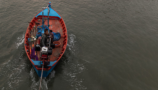 渔民和木头渔船被用作在海上寻找鱼的载体 b 捕鱼船天空血管运输港口情调风景旅行海岸蓝色钓鱼图片