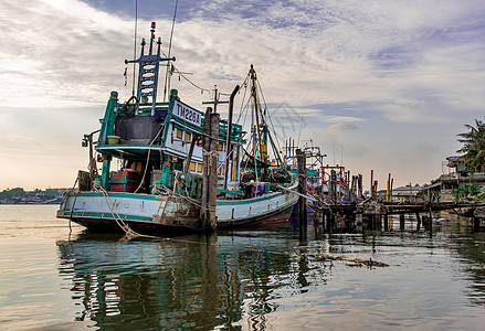 日落时在港口的老渔船 旧渔船 旧木船旅行帆船农村运输戏剧性海洋城市海岸文化血管图片