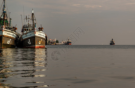 日落时在港口的老渔船 旧渔船 旧木船蓝色地平线帆船船舶血管码头钓鱼海洋海岸地标图片