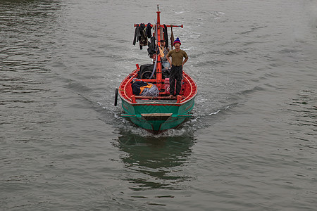 渔民和木头渔船被用作在海上寻找鱼的载体 b 捕鱼船旅行风景蓝色血管假期天空文化海岸港口情调图片