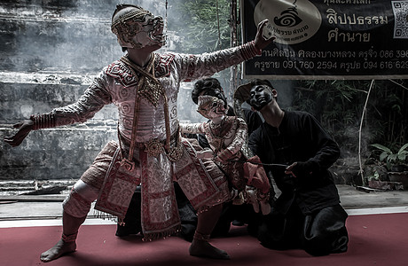 与来自拉马亚纳史诗故事的泰木偶手在Ramakien或的传统哈努曼傀儡党员一起艺术艺术家面具木偶文化演员戏剧古董展示舞蹈背景图片