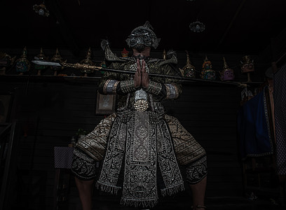 照片来自Ramayana史诗故事的面具TosSaKun木偶古董舞蹈戏服戏剧艺术展示演员文化图片