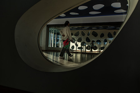 一位女士在演播室表演古建剑舞 透过玻璃窗看 有选择的焦点衣服房间工作室运动建筑学舞蹈行动姿势武术白色图片