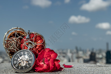 心形礼盒中的水果怀表和天空背景的红玫瑰作为爱情的象征时间生活玫瑰浆果艺术手表礼物金属奢华恋情图片