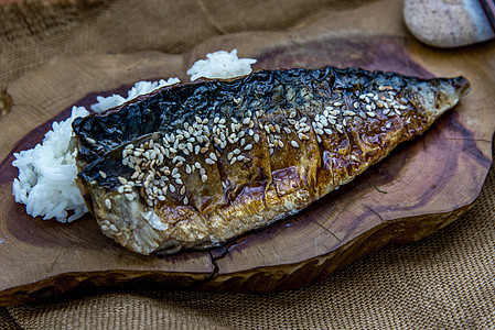 日式晚餐 saba 鱼在米饭上烤 在木制背景上配红烧酱 配上热茶 日本风格食物筷子盘子营养烹饪饮食油炸午餐菜肴美食图片