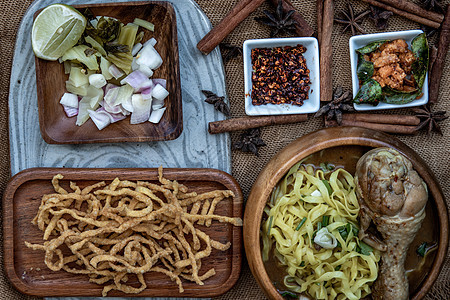 北式咖喱面条汤加椰奶 Khao soi 的特写镜头 泰国北部美食午餐食物厨房面条柠檬椰子盘子辣椒图片