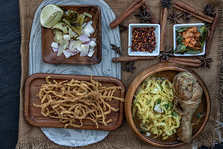 北式咖喱面条汤加椰奶 Khao soi 的特写镜头 泰国北部美食食物面条盘子柠檬厨房午餐辣椒椰子图片