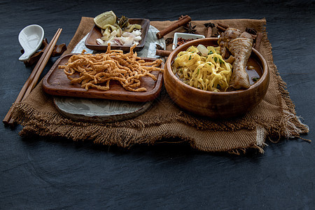 北部风格 北泰国传统烹饪品种 带有椰子奶豆的面条汤美食午餐椰子盘子柠檬食物厨房辣椒图片