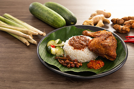 Nasi Kukus通常由新鲜蒸米和脆烤炸鸡组成马来语食物蒸汽盘子咖喱汁鸡翅雄鸡香料美食黄瓜背景图片