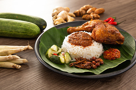 Nasi Kukus通常由新鲜蒸米和脆烤炸鸡组成美食蒸汽鸡翅烹饪食物盘子咖喱汁雄鸡马来语香料图片