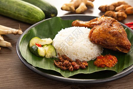 Nasi Kukus通常由新鲜蒸米和脆烤炸鸡组成传统盘子鸡翅香料咖喱汁马来语蒸汽美食黄瓜雄鸡图片