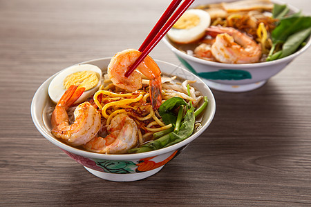 华人在马来西亚和新加坡流行的一流风味小贩食物肉汤街道面条盘子香料美食辣椒对虾图片
