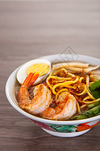 华人在马来西亚和新加坡流行的一流风味食物面条盘子美食肉汤小贩海梅街道香料对虾图片