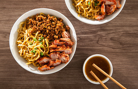 Kol Mee是马来西亚沙捞越的一盘干面 被烤猪肉和柳叶混合剂丢弃 上面加了香味油炸洋葱盘子午餐食物美食早餐街道面条食品小贩烹饪图片