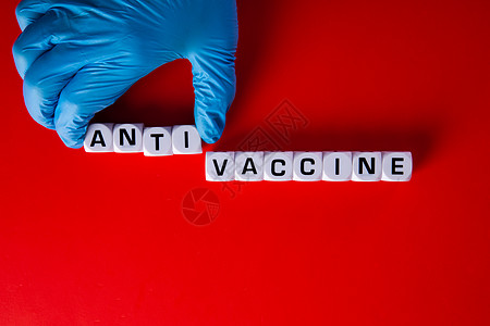 医生用“pro-vacine”字手动 在医院里 使用抗疫苗的标志图片