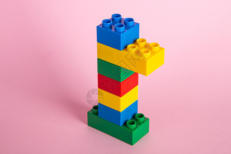 粉红色背景上的彩色塑料积木玩具盒子乐趣孩子建筑物黄色闲暇童年游戏教育图片