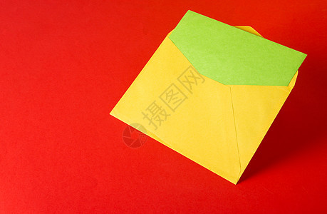 红色背景的多彩纸信封邀请函邮寄送货发件团体绿色邮箱黄色邮件邮政图片