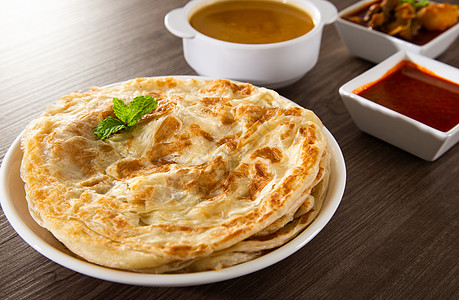 Roti Parata或Roti Canai 配有咖喱羊肉酱食物食品木豆煎饼小麦手工面粉美食美味午餐图片