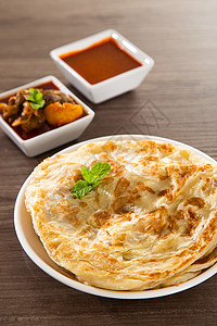 Roti Parata或Roti Canai 配有咖喱羊肉酱帕拉塔美味木豆小麦食物手工面粉早餐油炸午餐图片