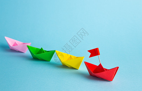 红领头纸船在蓝背景上领先 领导理念 掌舵统治成功经理团体竞赛折纸团队指导钥匙导师图片