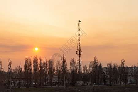 日落时移动网络操作员的塔台背景图片
