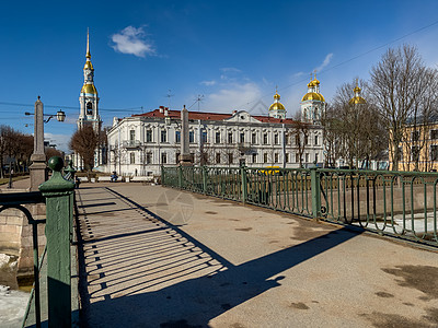 俄罗斯 圣彼得堡 2021 年 4 月 1 日 圣尼古拉斯海军大教堂的钟楼在阳光明媚的春天 克留科夫和格里博耶多夫运河上的冰流 图片