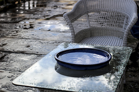 秋雨淋湿的花园家具图片