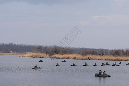 在乌克兰多莫特坎河捕鱼 许多渔民钓鱼图片