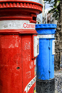 街道上红色和蓝色的彩色金属古董邮箱邮件盒子服务零售房子人造物木头摄影送货邮政图片