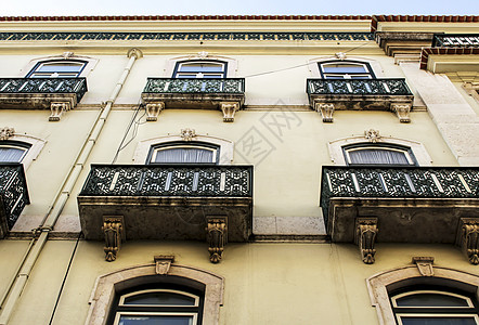 里斯本的古老多彩和华丽的瓷砖墙面观光单板金属建筑景观城市生活阳台窗户路灯房地产图片