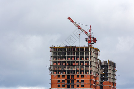 建造大型住宅公寓楼 有云天起起重的云层背景建筑过程景观起重机房子天空城市工程外观建造业工地技术图片