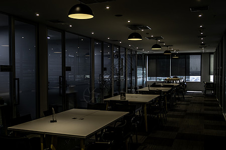 现代时尚的办公室内环境 有一个带灰色椅子和玻璃隔板的大木桌的会议区玻璃窗户房间内饰奢华地面商业机构桌子家具图片