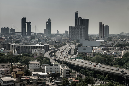 在高速公路路口行驶的汽车鸟瞰图 连接建筑概念的桥梁道路与绿色花园和树木 顶视图 城市街道市中心花园建筑物天际摩天大楼天空旅游景观图片