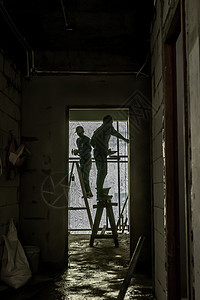 工人在墙壁上打石膏 在内部 商业建筑建筑学危险工业房子房间废墟建造地面衰变城市图片