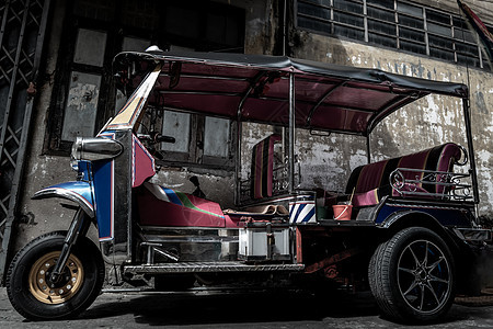 知名蓝色Tuk Tuk 泰国传统出租车 后面有古老的墙壁乘客车辆摩托车驾驶运输建筑学旅行城市街道车轮图片