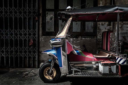 著名的蓝色Tuk Tuk 泰籍传统出租车前台 后面有古老的墙壁发动机运输城市旅行乘客街道车辆旅游文化车轮图片